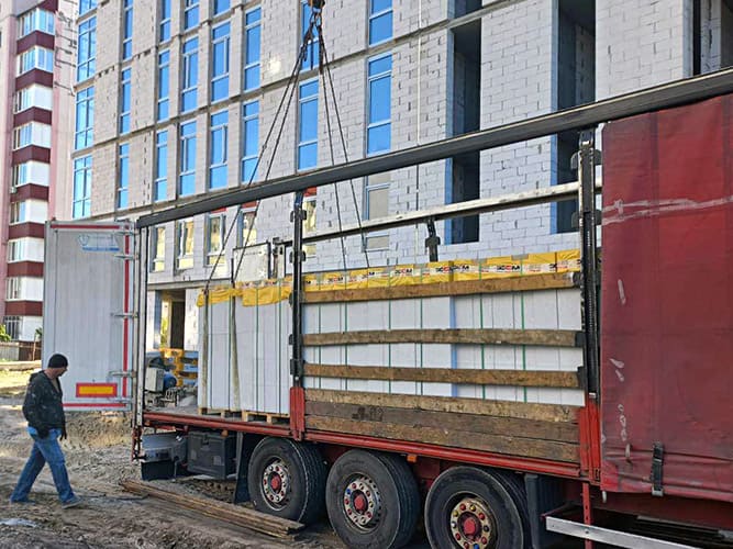 Розвантаження палет з газобетоном за допомогою крана-маніпулятора, фото